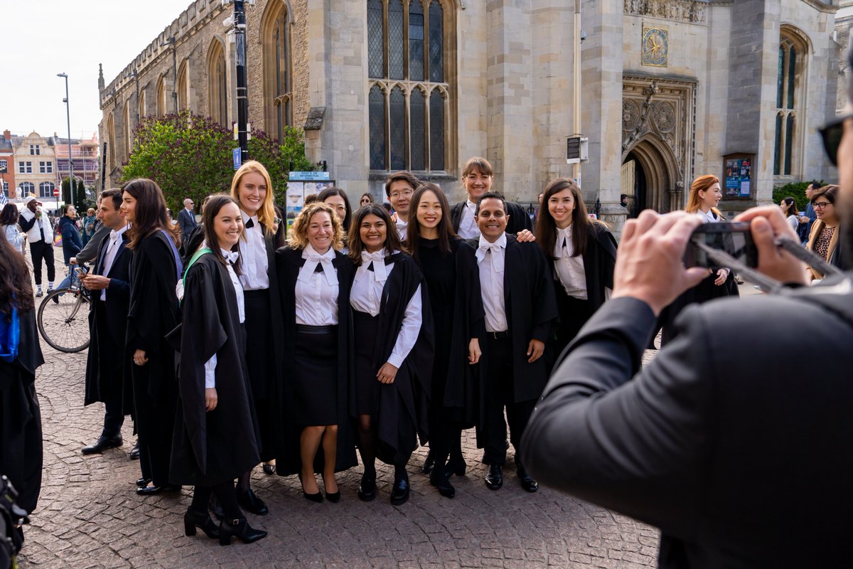 A beautiful and sunny morning for our April graduation ceremony ☀️ congratulations to everyone getting their degrees today!
#graduation2023 <a href="/Cambridge_Uni/">Cambridge University</a> 

📷 <a href="/nordincatic/">Nordin Ćatić</a> and Queens' College