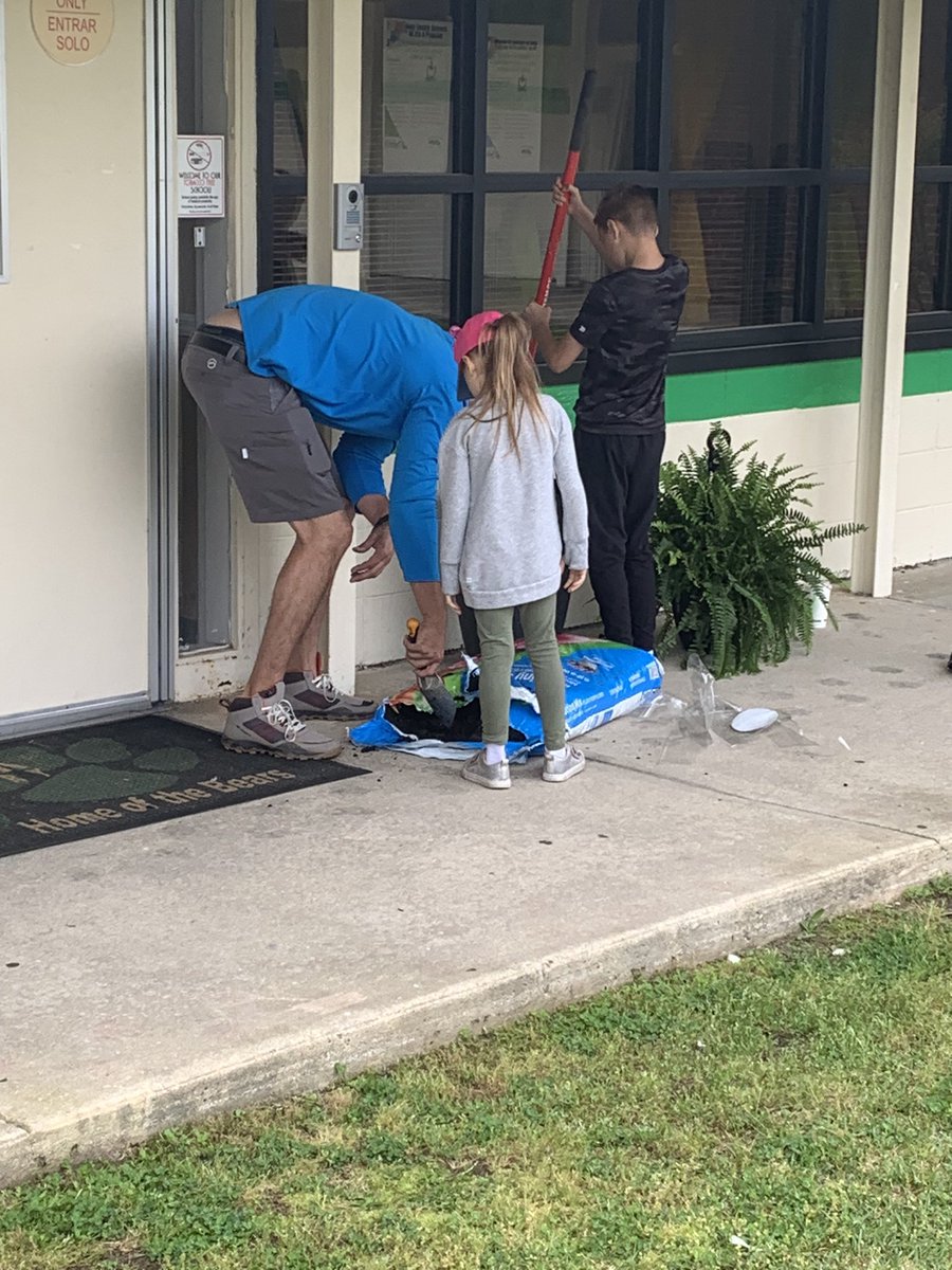 PrincipalD17's tweet photo. Beautification Day at @Scurlockbears is underway. I’m excited for the help that is here. #AnotherPhase https://t.co/M0elogmw7B