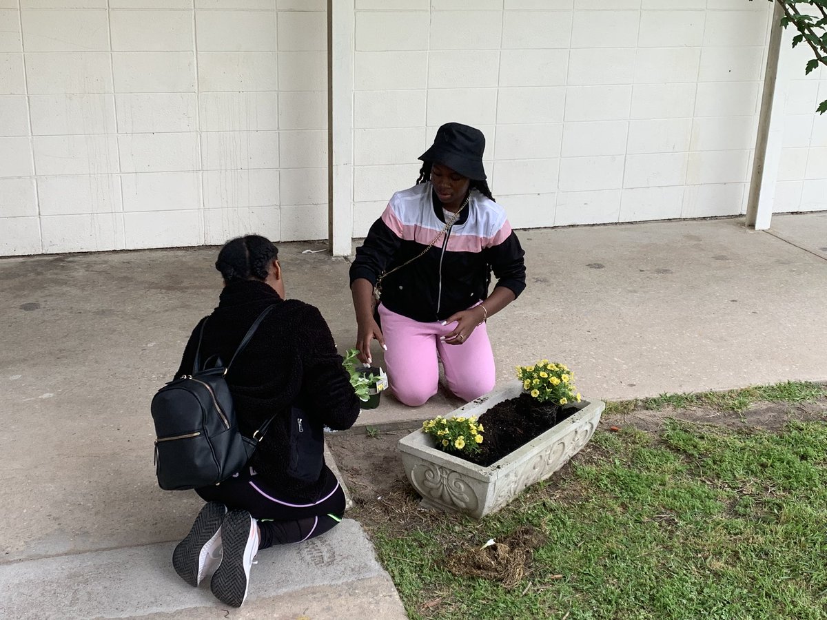 PrincipalD17's tweet photo. Beautification Day at @Scurlockbears is underway. I’m excited for the help that is here. #AnotherPhase https://t.co/M0elogmw7B