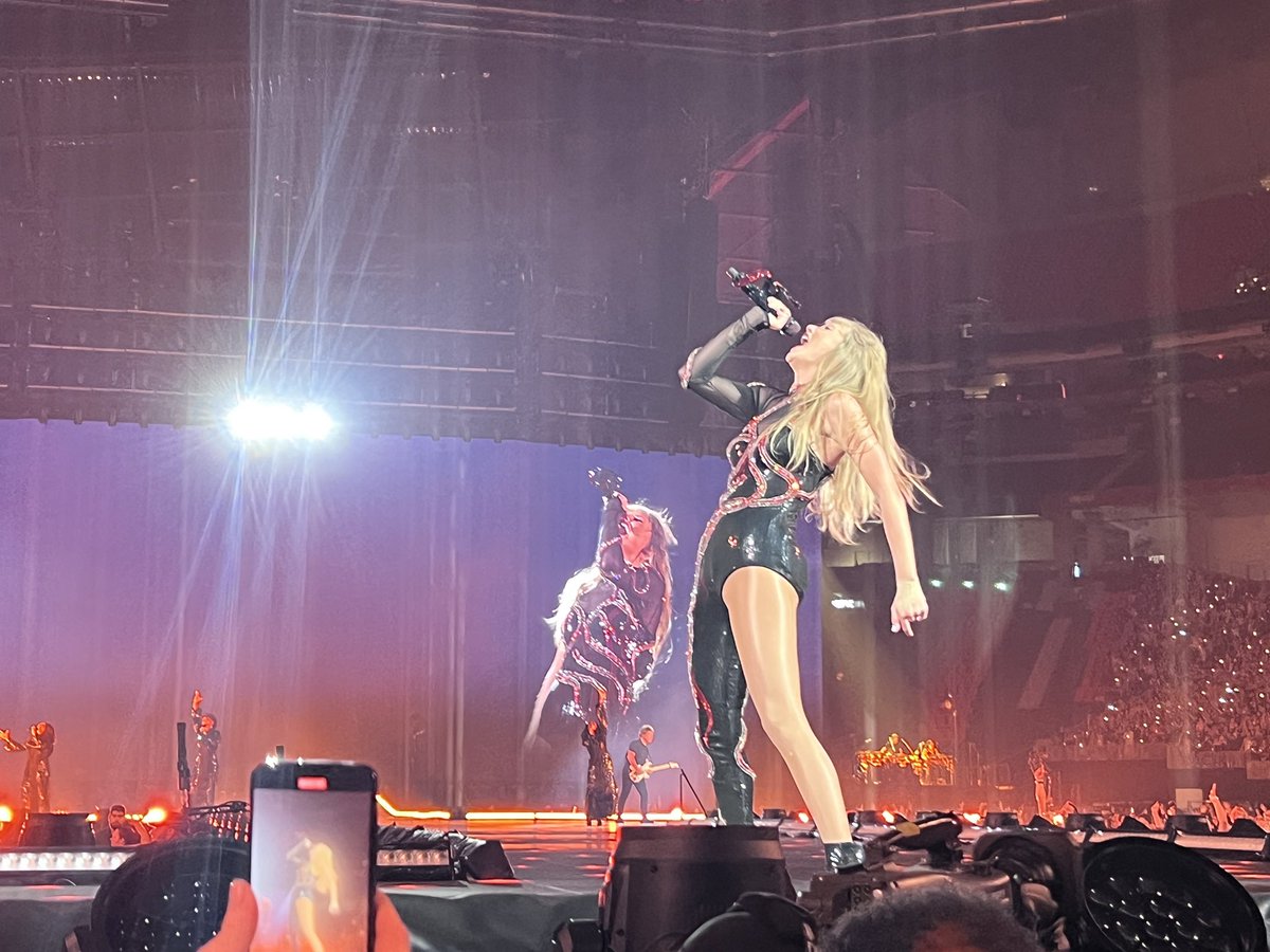 DrewPiers's tweet photo. Had such a fun night at the #TSTheErasTour. The performance was electrifying and the stage, lights, and music were all perfectly produced. 

Thanks for putting on such a great show @taylorswift13! https://t.co/9KHTJ4Rj3d