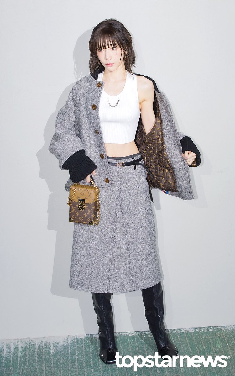 TY9_WH17's tweet photo. Pretty woman 🖤
LV PREFALL WITH TAEYEON
#TAEYEONxLouisVuitton #LVPREFALL2 #Taeyeon https://t.co/pRDJMPq6N1