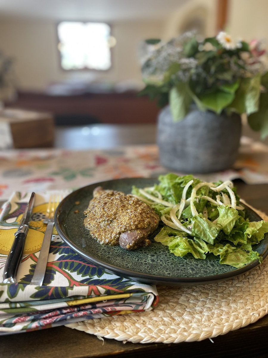 Last time I was in French speaking Switzerland I tried cheval (horse) for the first time. So today I managed to cook some steaks which are super high in iron, in a traditional forte moutarde with white wine and thyme paired with @Edeneats Caesar fennel salad. 😋