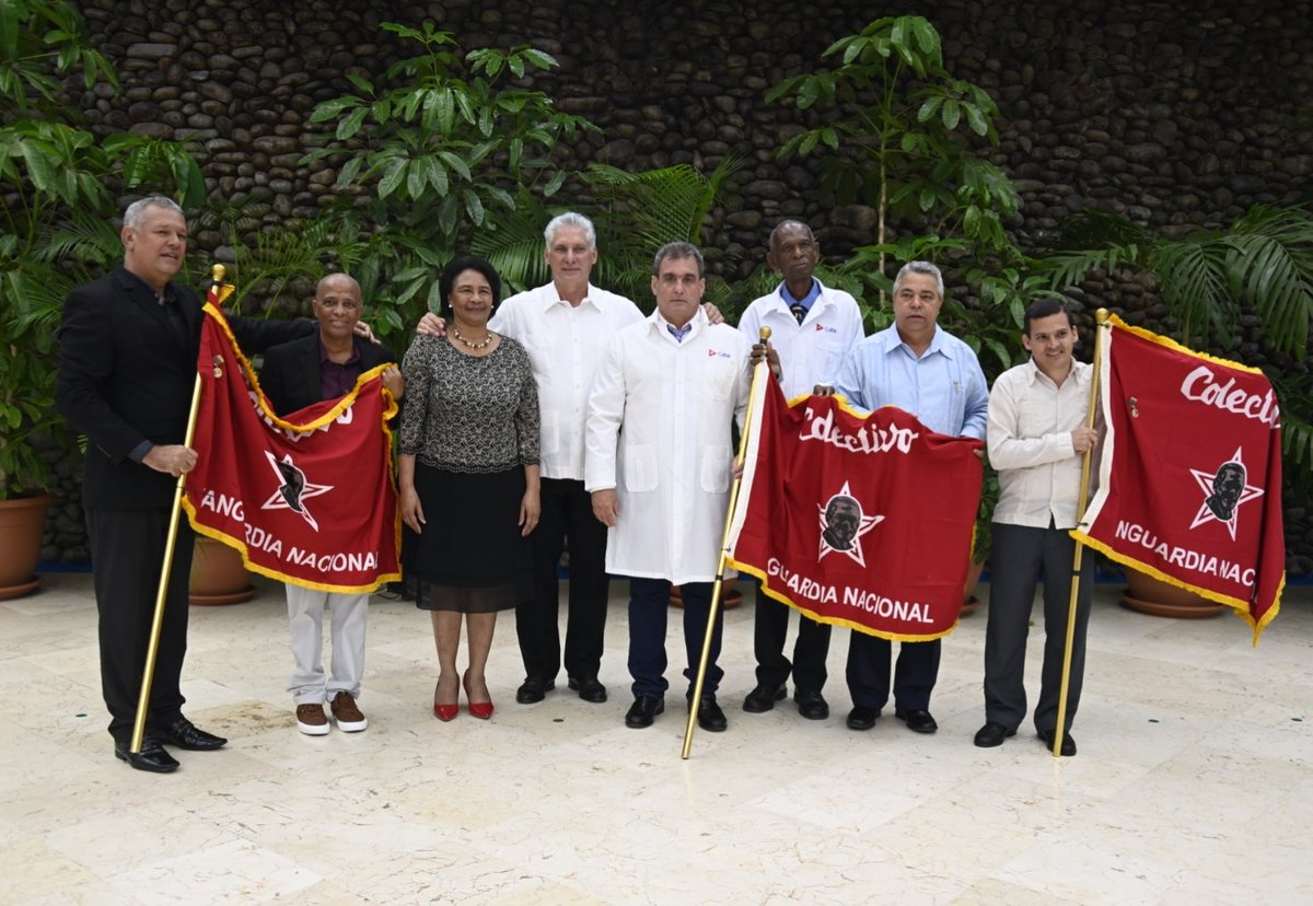 MMarreroCruz's tweet photo. Reciban las felicitaciones en nombre del Gobierno y el pueblo, los héroes, trabajadores y colectivos, que fueron condecorados en el marco de las celebraciones por el #1Mayo en #Cuba.
 #ALaPatriaManosYCorazón https://t.co/D1rXY4vVmH