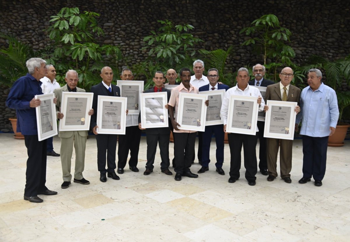 MMarreroCruz's tweet photo. Reciban las felicitaciones en nombre del Gobierno y el pueblo, los héroes, trabajadores y colectivos, que fueron condecorados en el marco de las celebraciones por el #1Mayo en #Cuba.
 #ALaPatriaManosYCorazón https://t.co/D1rXY4vVmH