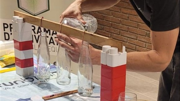 bibliotequesgr's tweet image. 🎵D’on surt la música? 

🎸 En aquest #bibliolab ens hem convertit en uns grans Luthiers per tal d’explicar, amb l’ajut d’objectes quotidians i instruments, què és la vibració i com es produeixen el sons.

Amb @FunbrainBcn ♥️

#bibliolabxbm @bibliotequesXBM @GRN_cultura