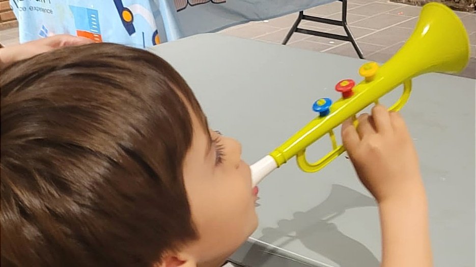 bibliotequesgr's tweet image. 🎵D’on surt la música? 

🎸 En aquest #bibliolab ens hem convertit en uns grans Luthiers per tal d’explicar, amb l’ajut d’objectes quotidians i instruments, què és la vibració i com es produeixen el sons.

Amb @FunbrainBcn ♥️

#bibliolabxbm @bibliotequesXBM @GRN_cultura