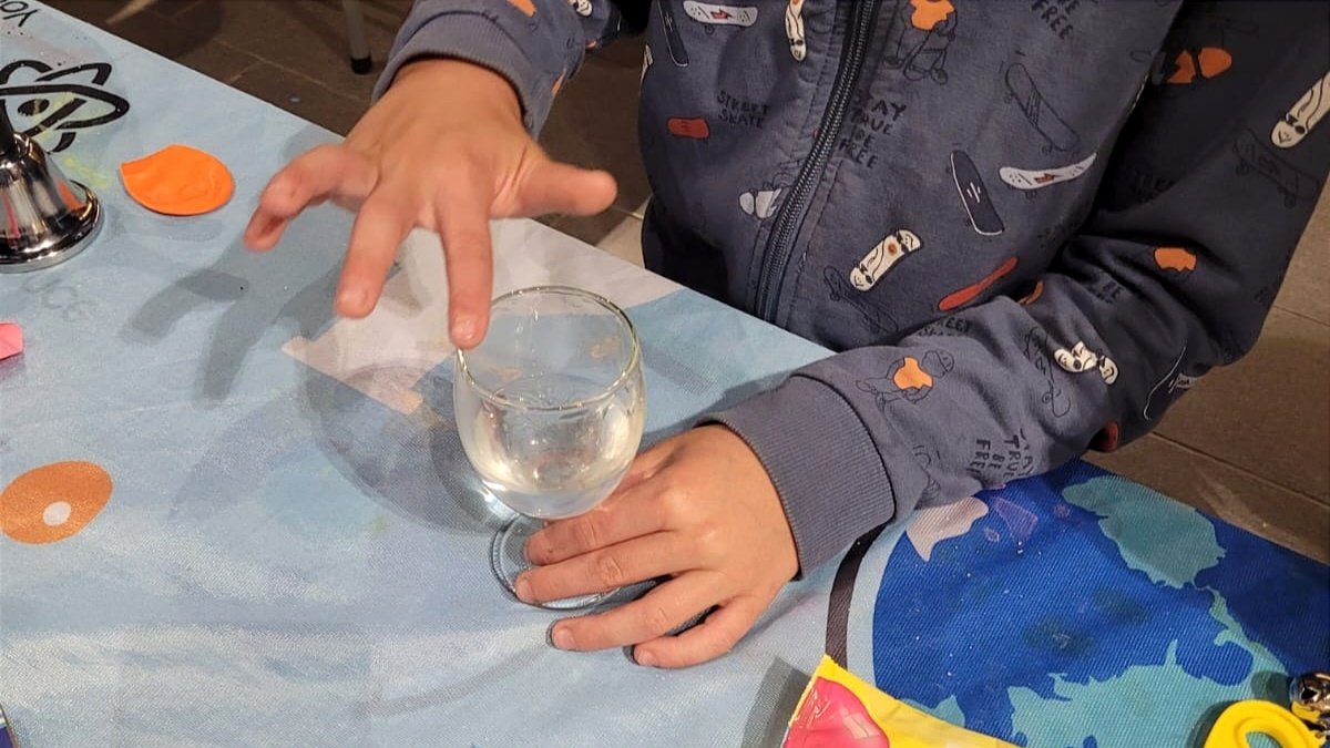 bibliotequesgr's tweet image. 🎵D’on surt la música? 

🎸 En aquest #bibliolab ens hem convertit en uns grans Luthiers per tal d’explicar, amb l’ajut d’objectes quotidians i instruments, què és la vibració i com es produeixen el sons.

Amb @FunbrainBcn ♥️

#bibliolabxbm @bibliotequesXBM @GRN_cultura