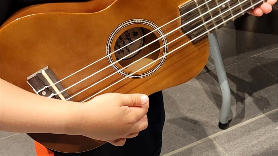 bibliotequesgr's tweet image. 🎵D’on surt la música? 

🎸 En aquest #bibliolab ens hem convertit en uns grans Luthiers per tal d’explicar, amb l’ajut d’objectes quotidians i instruments, què és la vibració i com es produeixen el sons.

Amb @FunbrainBcn ♥️

#bibliolabxbm @bibliotequesXBM @GRN_cultura