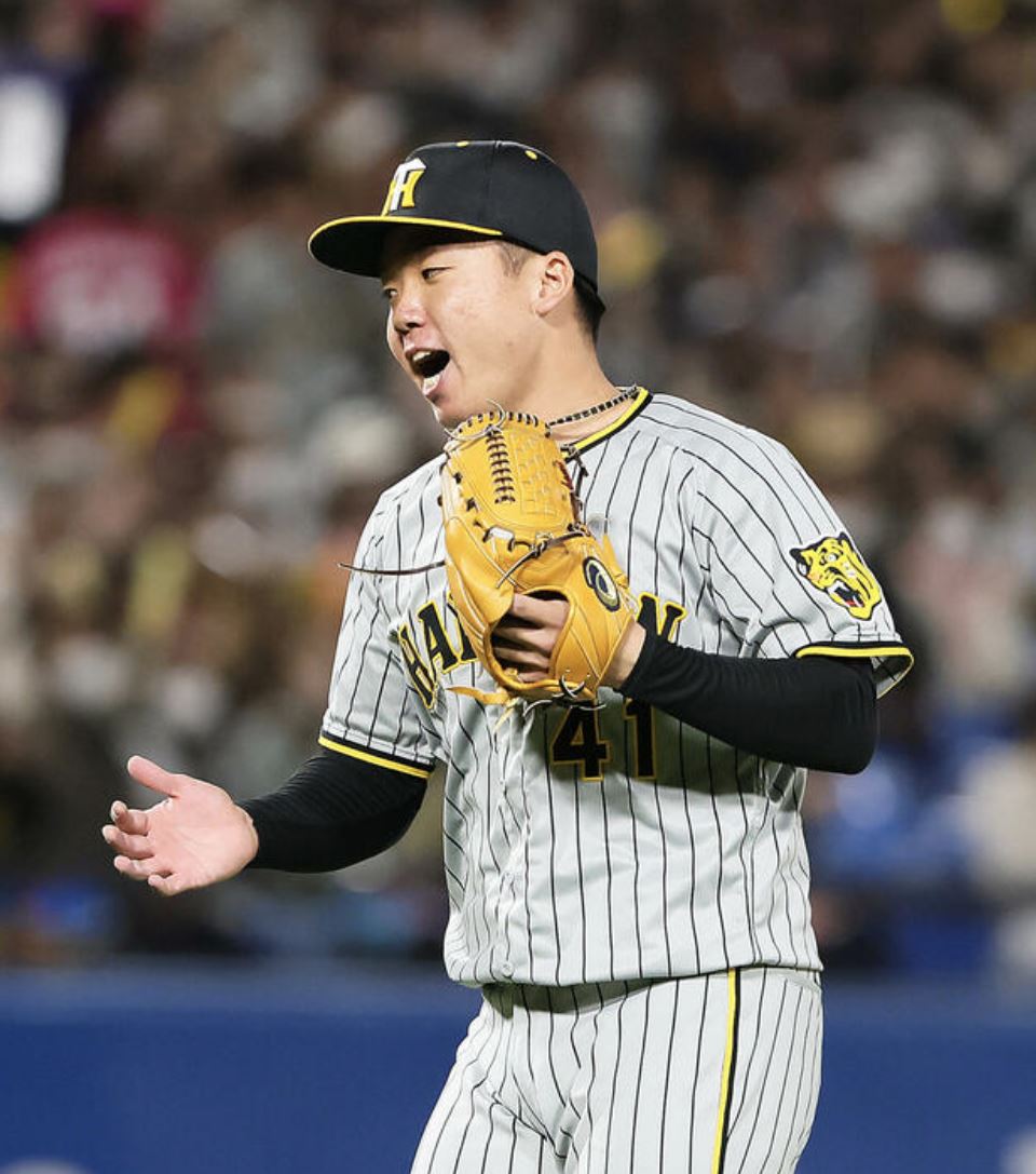 touchup1954's tweet photo. ヤクルト0－7阪神

村上頌樹投手
8回2安打1四球無失点
でプロ2勝目を…

開幕から4試合登板
計25イニング連続無失点
規定投球回にも乗り
防御率0・00で1位に

近本光司外野手が五回
佐藤輝ソロでの直後に
右前への適時打その後
佐藤輝8回表に2ラン
９回にも２点追加

なんと言っても今日は
村上投手だ https://t.co/TFLUlUbfIf