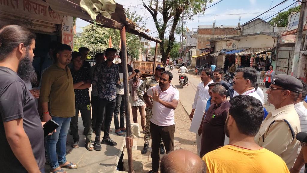 PROJSChhatarpur's tweet photo. अपना शहर हो #स्वच्छ_शहर
हम सबकी है यह जिम्मेदारी, कचरे को #डस्टबिन में ही डालें
कलेक्टर श्री @grsandeepias ने छतरपुर शहर का निरीक्षण कर खुले में कचरा नही फैंकने की अपील की
व्यायाम शाला को शुरू कराने के निर्देश
@JansamparkMP
@smpurban
@mpurbandeptt
#CleanChhatarpur
#cleancity https://t.co/BNxOc3dFMz