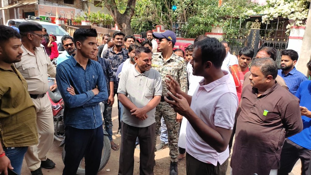 PROJSChhatarpur's tweet photo. अपना शहर हो #स्वच्छ_शहर
हम सबकी है यह जिम्मेदारी, कचरे को #डस्टबिन में ही डालें
कलेक्टर श्री @grsandeepias ने छतरपुर शहर का निरीक्षण कर खुले में कचरा नही फैंकने की अपील की
व्यायाम शाला को शुरू कराने के निर्देश
@JansamparkMP
@smpurban
@mpurbandeptt
#CleanChhatarpur
#cleancity https://t.co/BNxOc3dFMz