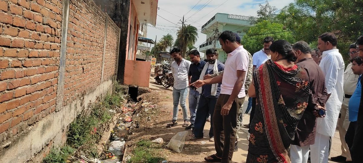 PROJSChhatarpur's tweet photo. अपना शहर हो #स्वच्छ_शहर
हम सबकी है यह जिम्मेदारी, कचरे को #डस्टबिन में ही डालें
कलेक्टर श्री @grsandeepias ने छतरपुर शहर का निरीक्षण कर खुले में कचरा नही फैंकने की अपील की
व्यायाम शाला को शुरू कराने के निर्देश
@JansamparkMP
@smpurban
@mpurbandeptt
#CleanChhatarpur
#cleancity https://t.co/BNxOc3dFMz