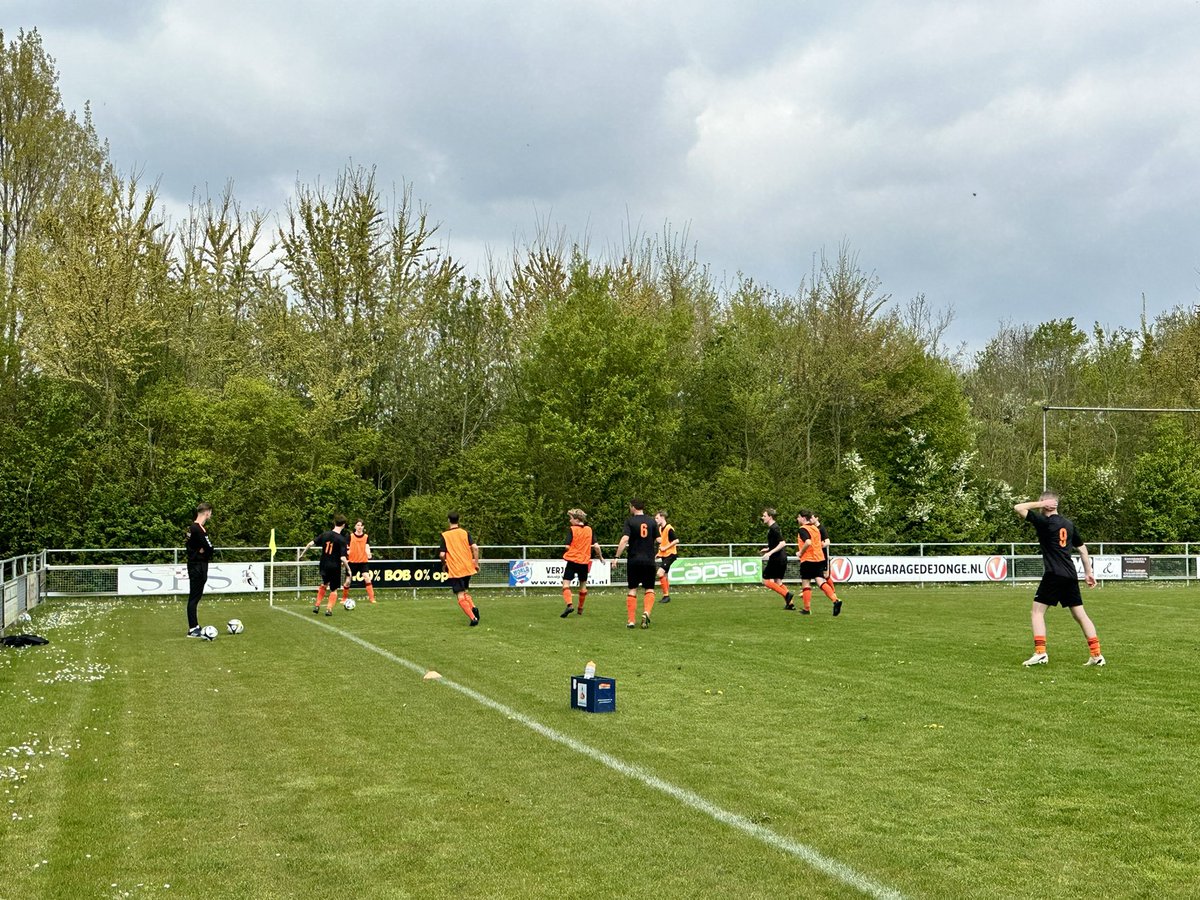 Vanmiddag in Poortvliet de wedstrijd tegen SPS.
Benieuwd hoe de mannen het kampioensfeest hebben verteerd…
Hoe scherp komen we uit de kleedkamer.