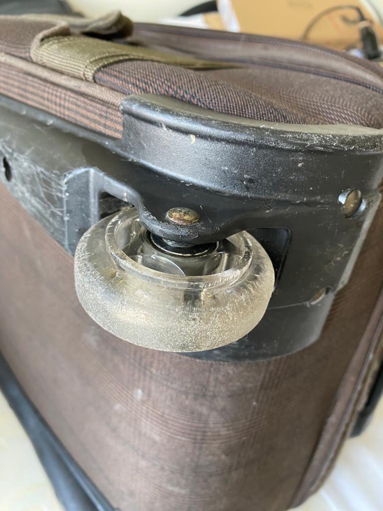fabparra's tweet photo. @LifeInKilburn 
I need a little help
hello everyone, do we have someone here in the neighborhood who does luggage maintenance? 
I need to change 2 wheels without having to sell the liver... https://t.co/KvrwIHYZPN