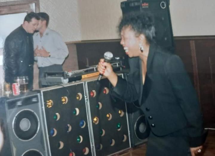 SoulUndergrnd's tweet photo. Scott Taylor just shared these photos from 91. It's the #soul legends Sam Dees & Joshie Jo Armstead at the small but legendary soul club The Kilt .
The ginger is strong.
Amazing to think this wee pub had such legendary acts play there . #SoulMusic #RealSoul https://t.co/BnhlDmWiym
