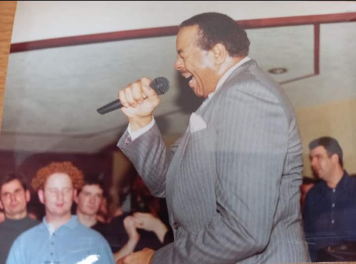 SoulUndergrnd's tweet photo. Scott Taylor just shared these photos from 91. It's the #soul legends Sam Dees & Joshie Jo Armstead at the small but legendary soul club The Kilt .
The ginger is strong.
Amazing to think this wee pub had such legendary acts play there . #SoulMusic #RealSoul https://t.co/BnhlDmWiym
