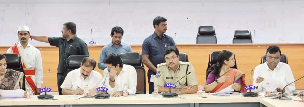PSReddyTRS's tweet photo. మే 5 వ తేదీన ఐటి,పరిశ్రమల,పట్టాభివృద్ది శాఖల మంత్రివర్యులు శ్రీ @KTRBRS గారు హన్మకొండ పట్టణంలో పర్యటించనున్నారు. వారు పలు అభివృద్ధి పనులను ప్రారంభించి, పలు అభివృద్ధి పనులకు  శంఖుస్థాపన చేయనున్న సందర్భంగ నిర్వహించిన సమీక్షా సమావేశంలో , @dasyamofficial  కలిసి పాల్గొనడం జరిగింది https://t.co/3YpfMGADxb