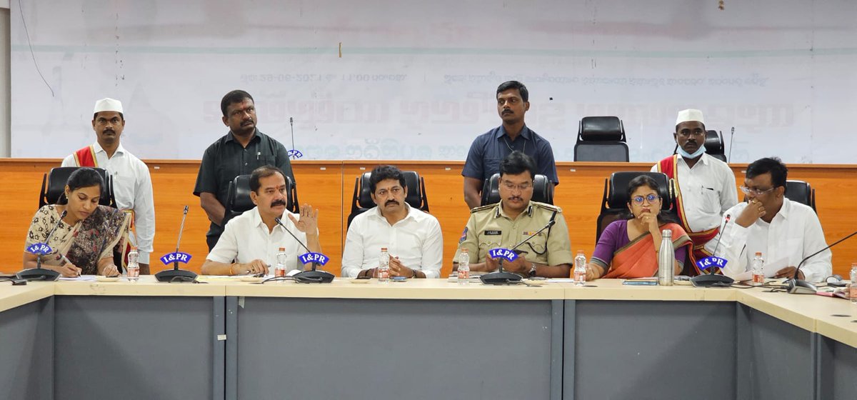 PSReddyTRS's tweet photo. మే 5 వ తేదీన ఐటి,పరిశ్రమల,పట్టాభివృద్ది శాఖల మంత్రివర్యులు శ్రీ @KTRBRS గారు హన్మకొండ పట్టణంలో పర్యటించనున్నారు. వారు పలు అభివృద్ధి పనులను ప్రారంభించి, పలు అభివృద్ధి పనులకు  శంఖుస్థాపన చేయనున్న సందర్భంగ నిర్వహించిన సమీక్షా సమావేశంలో , @dasyamofficial  కలిసి పాల్గొనడం జరిగింది https://t.co/3YpfMGADxb