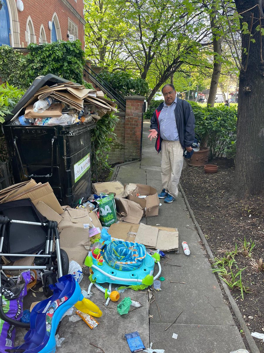 SouthHampTories's tweet photo. Our Don 'Dynamite' Williams knows the solution to #Camden's rubbish disaster. Bring back weekly bin collection. End Labour's dodgy deal with Veolia. It's that simple! #CleanUpCamden https://t.co/26p7N6dLFS