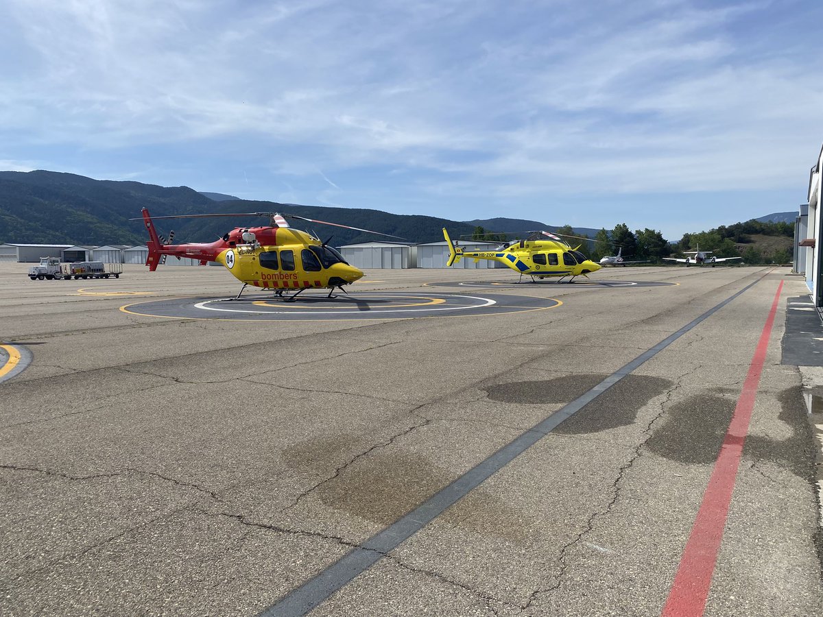 FlightradarCAT's tweet photo. El primer Bell 429 en operar a la península Ibèrica (HB-ZOP d'@GovernAndorra) i el primer Bell 429 en matricular-se a Espanya (EC-NOT d'@HeliPyr operant per @bomberscat) junts avui a l'aeroport de la Seu d'Urgell per una jornada de formació de tripulant HEMS. #transitaeri https://t.co/cg7noHxGid