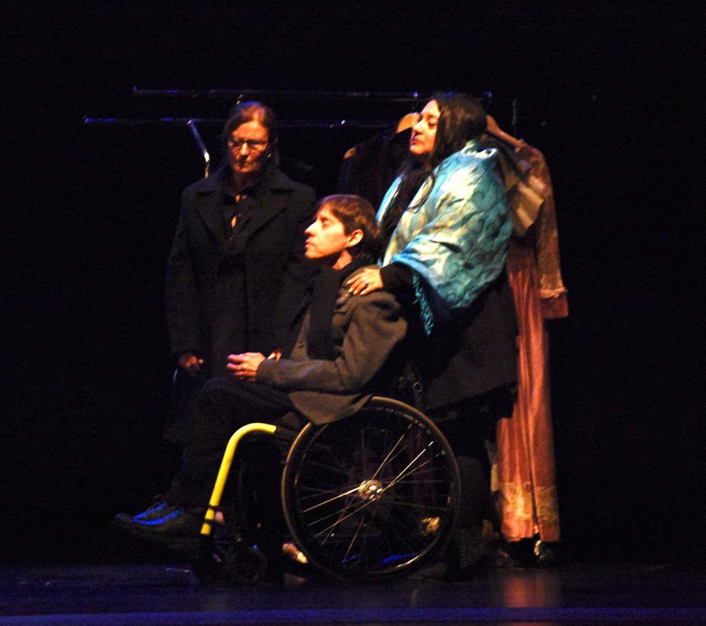 ONCE_oficial's tweet photo. Crees que podrías siquiera intuir que muchos de estos actores y actrices son personas #ciegas 
Son #ARTISTAS 🎭🎭
#BienalTeatrONCE #ComunitatValenciana #seguimos #inclusión https://t.co/tOLbsdFheX