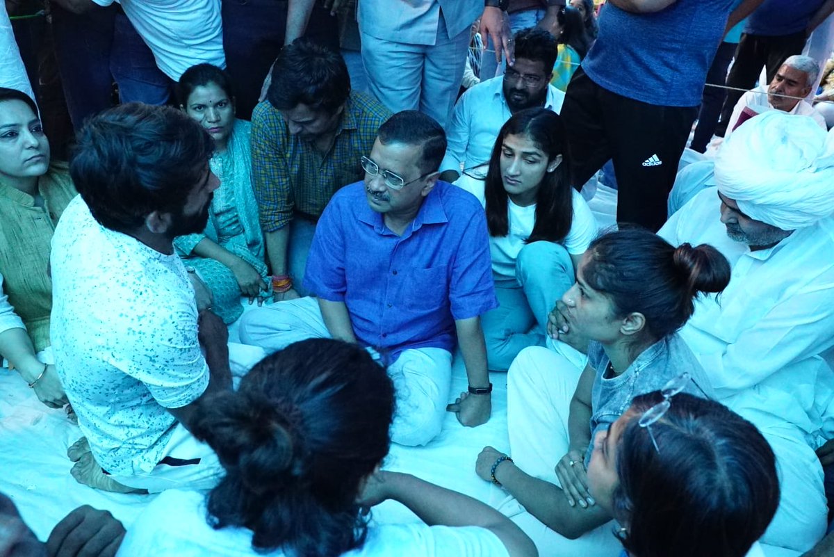 દિલ્હીના મુખ્યમંત્રી <a href="/ArvindKejriwal/">Arvind Kejriwal</a> કુસ્તીબાજોને મળવા જંતર-મંતર પહોંચ્યા.
ભાજપના બાહુબલી નેતા દ્વારા મહિલા ખેલાડીઓનું યૌન શોષણ કરવામાં આવ્યું હતું તેની સામે ન્યાયની માંગ સાથે તમામ કુસ્તીબાજો 7 દિવસથી ધરણા પર બેઠા છે.

#KejriwalStandsWithChampions