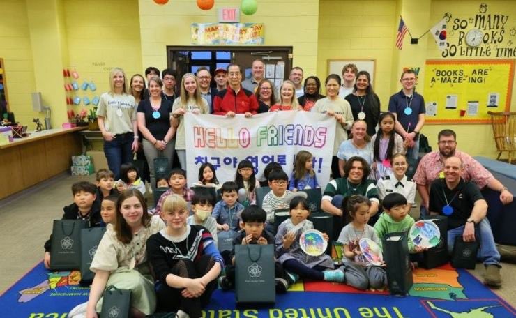 JohnCareyAUS's tweet photo. 🇰🇷Prime Minister Han Duck-soo visited Camp Humphreys to participate in an English speaking class regularly led by Ms Emma Day for Korean kindergarteners & elementary students. He joined @UN_Command @USForcesKorea volunteers at Humphreys West Elementary School #WeGoTogether https://t.co/mMZP1E5f07