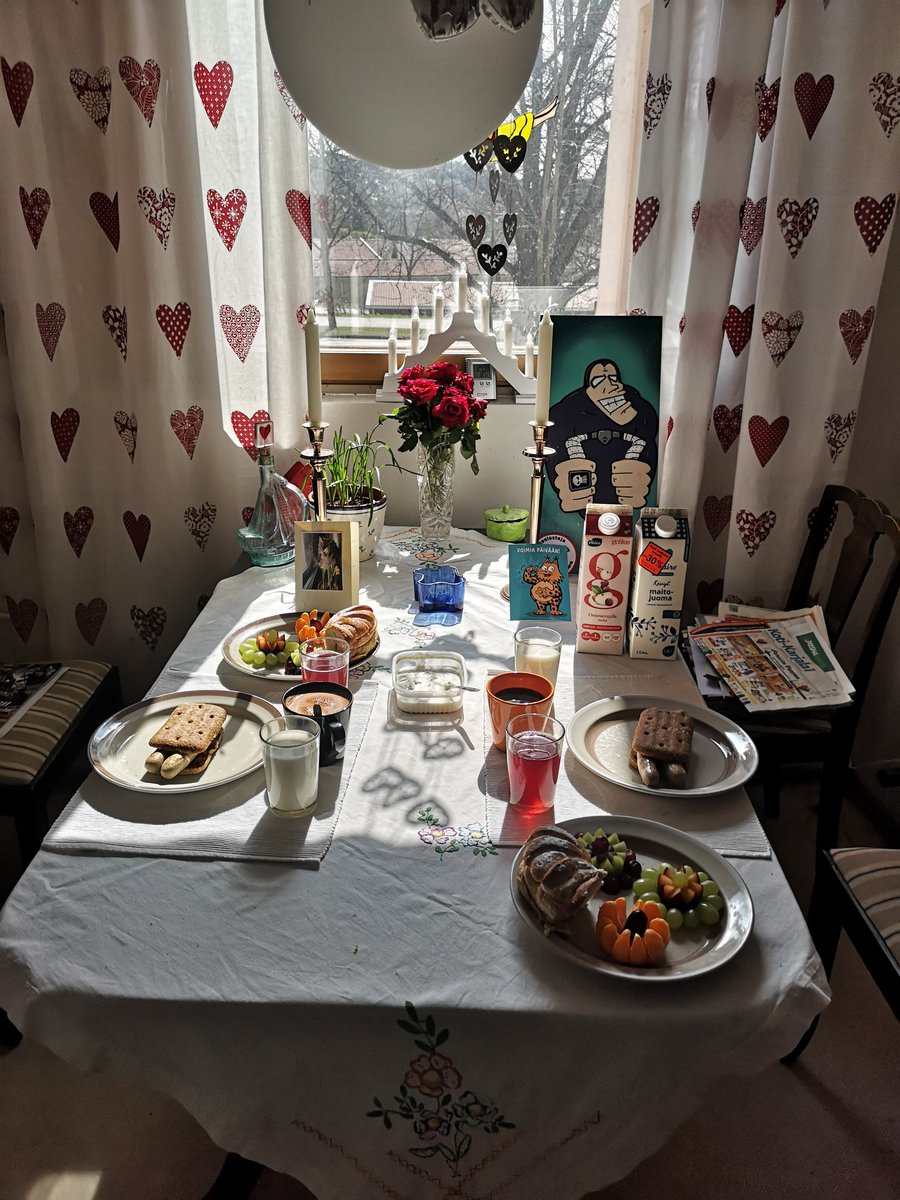 JuhaTenhonen's tweet photo. Tuskanhikee puski kylen takii, mut valmistuha tuo silti 💪 #äijäbrunssi #hotdog #snellman #bratwurst #vaasan #ruissydän molemmat #punalappusii #tzatziki #ravintolakreetaadria #maire #maito #punalappusii #hetelmii #elonen #kermamansikkakranssi #punalappusii #gefilusmehu https://t.co/2p96ZPfnU5