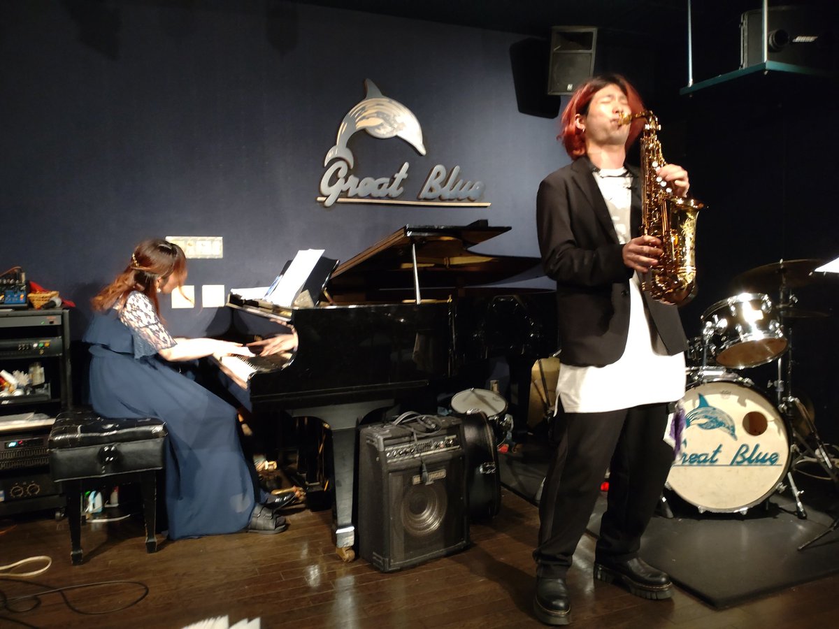 uyasoso's tweet photo. 右足負傷中のちーチャン。ピアノの黒鍵盤が負傷するトラブルの中、ステキな演奏でした。 https://t.co/uDzLYpWbyi