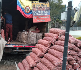 mdoscampesinos's tweet photo. Hoy en FONTIBON apoyamos los cultivadores de papa de #BOYACA Gran #PAPATON
Los esperamos !!! https://t.co/xK3XodyIkq