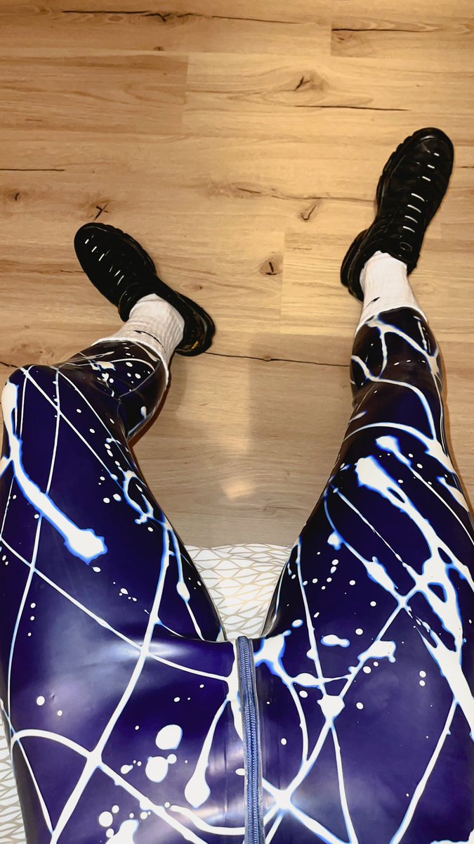 Getting ready to kick off the weekend in style 🙌🏻

#rubber #bleachers #socks #nike #weekendvibes #niketn #airmax #sneakers #latex #latexfetish #rubberfetish #gayrubber #kink #proll #kiffeur #scally #gayfetish #chav #scallylad #instagay #gay #whitesocks #gayboy