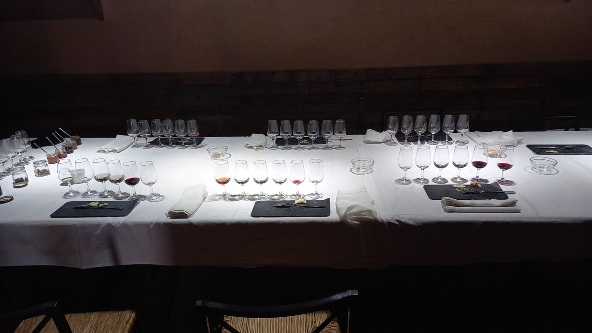 xbassa's tweet image. Acabat el primer tast d'avui.
Tast de formatges maridat amb vins.
#xavierbassa #cantomas #formatge #queso