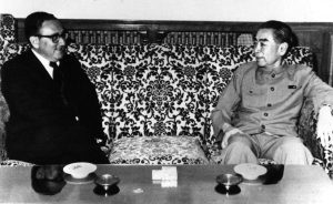 Uni91070952's tweet photo. La limonata pedofila del Dalai Lama
Quello che generalmente l'Occidente conosce del Tibet è senza dubbio frutto di una tra le mistificazioni storiche meglio riuscite.
Luogo remoto, pochissimi ci sono stati e pochissimi tra i pochissimi che ci sono stati, sono stati capaci di renderci, al loro ritorno, un'immagine di quei luoghi verosimile
Per la maggior parte quindi, quello che sappiamo del Dalai Lama e del Tibet proviene dai media mainstream
Abbiamo l'idea che quei luoghi assomiglino ad una teocrazia nella quale un semidio governa un popolo pacifico e profondamente religioso
Ma non è così, alla verità non ci siamo neppure vicini perché quel Tibet che ci immaginiamo non esiste e non è mai esistito in passato

La maggiorparte dei tibetani non ha mai visto un albero in vita sua..... riuscireste a crederci? E' praticamente un deserto d'alta quota, sarebbero davvero pochi quelli tra noi che deciderebbero di vivere li per scelta
Poco ossigeno, temperature rigide, pioggia quasi zero … insomma, non proprio un Eden!
Il Tibet è una provincia cinese da davvero molto tempo e riconosciuta come tale anche dall'occidente, tanto è vero che, le stesse cartine geografiche fin dal 1800 redatte da occidentali per l'occidente, la rappresentano come facente parte della Cina; godeva di una certa autonomia come regione della Cina.
Quando Mao nel 1950 ne ordinò “l'invasione”, il Tibet era praticamente una colonia di schiavi dove praticamente chiunque li, era letteralmente di proprietà del Dalai e degli altri lama.
Le persone non potevano possedere terre e lavoravano tutte senza alcun compenso per il monaco più alto in grado della zona arrivando in alcuni casi a possedere fino a 40.000 schiavi ognuno
La vita fuori dai monasteri era durissima, il livello di povertà della popolazione era a livelli assoluti! Quasi nessuno poteva permettersi vestiti di stoffa, nessuno se non I monaci, poteva istruirsi
I giovani e le giovani più belle erano requisiti dai monaci per soddisfare I loro piaceri all'interno dei monasteri mentre I figli dei monaci venivano mandati nelle migliori scuole britanniche presenti in India a vivere e a studiare
Religione e Governo locale erano inscindibili ed indistinguibili tra loro e spesso per avere la meglio sul popolo oppresso, non esitavano a praticare la tortura se la religione avesse fallito; si trovano numerose fotografie online di luoghi famosi per le loro camere delle torture dove amputavano mani, schiacciavano mani o dita, tagliavano i tendini delle gambe. Manette di ogni dimensione fino alle più piccole per i bambini, tecniche per cavare gli occhi alla vittima

C'è chi ha descritto il sistema della schiavitù dei tibetani, come tra le più oscure dell'intera storia umana; in quei luoghi la popolazione era praticamente proprietà privata dei lama e dei monaci I quali ne disponevano a piacimento, usandola, vendendola, barattandola, uccidendola

Quando nel 1989 dietro un'enorme pressione da parte del Governo degli Stati Uniti, venne conferito il Nobel per la Pace al Dalai Lama, il livello di revisionismo storico perverso, ha raggiunto livelli parossistici!
Ma siccome agli Stati Uniti sono il top del top..... 20 anni dopo esatti, hanno pensato bene di farne assegnare preventivamente ad ogni sua azione uno anche al loro primo presidente nero che evidentemente, in quanto nero, era buono e giusto
Quanto buono e giusto sia effettivamente stato, ce ne siamo accorti dopo contanto le volte che ha esportato giustizia e bontà in giro per il mondo
Chou En Lai negoziò per molto tempo con il Dalai Lama sul liberare dalla schiavitù quel popolo ma si intromise la Cia che in funzione anticinese, promise sostegno ad una ipotesi di libertà e totale autonomia del Tibet dalla Cina
Fu quando la Cina ormai stanca decise di intervenire che la CIA portò in “esilio” il Dalai Lama
Da allora il Lama è uno strumento …... che non ha perduto il vizio di usare bambini innocenti per soddisfare le sue voglie