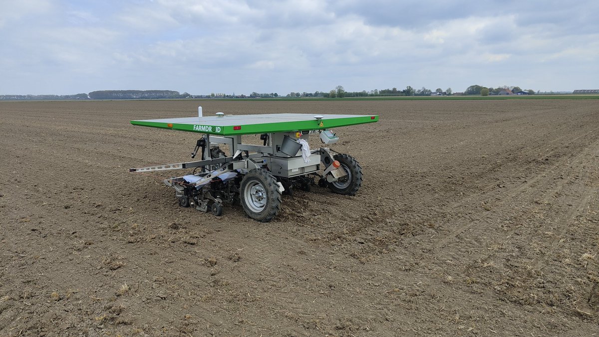 "De toekomst" bij de buurman aan het werk. #farmdroid #akker