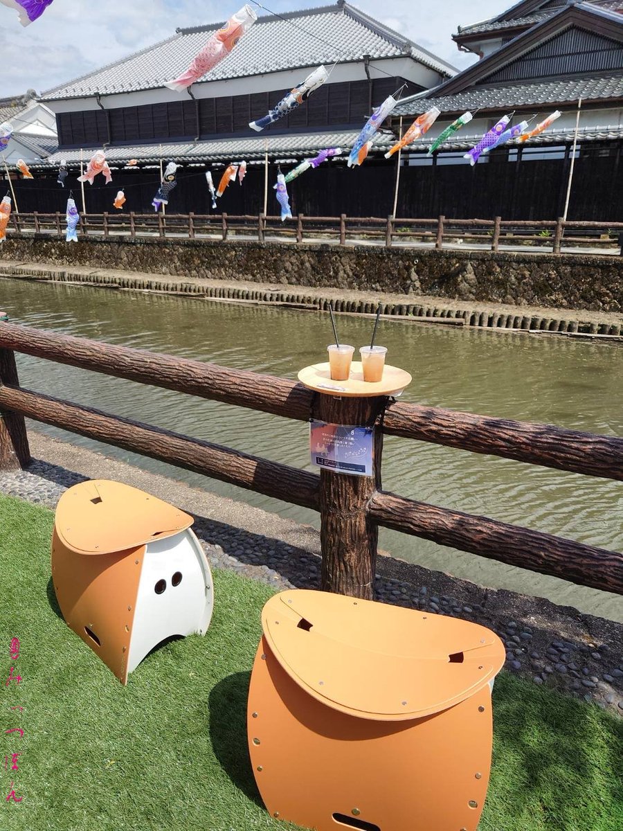 D9Zetta's tweet photo. 巴波川沿いに5/7日まで休憩できるイスとテーブルが‼️
ドリンクや軽食片手に川沿いでノンビリ鯉のぼりを見るのもオツじゃないかな
飲食したゴミはポイ捨てしないで各自持ち帰ってね🤣
#ウズマクリエイティブ
#かむかむとちぎ
#社会実験 https://t.co/TqQuLPRso9