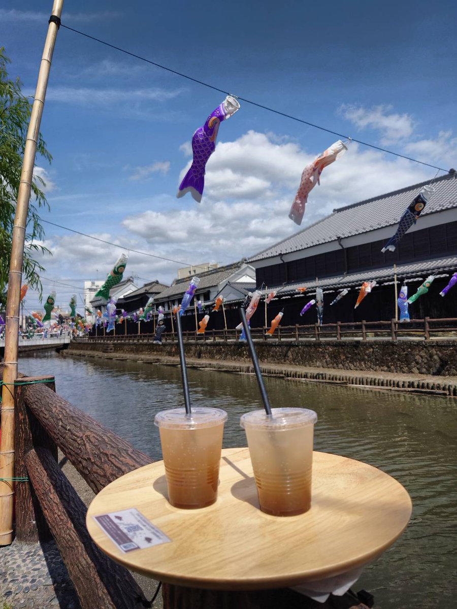 D9Zetta's tweet photo. 巴波川沿いに5/7日まで休憩できるイスとテーブルが‼️
ドリンクや軽食片手に川沿いでノンビリ鯉のぼりを見るのもオツじゃないかな
飲食したゴミはポイ捨てしないで各自持ち帰ってね🤣
#ウズマクリエイティブ
#かむかむとちぎ
#社会実験 https://t.co/TqQuLPRso9
