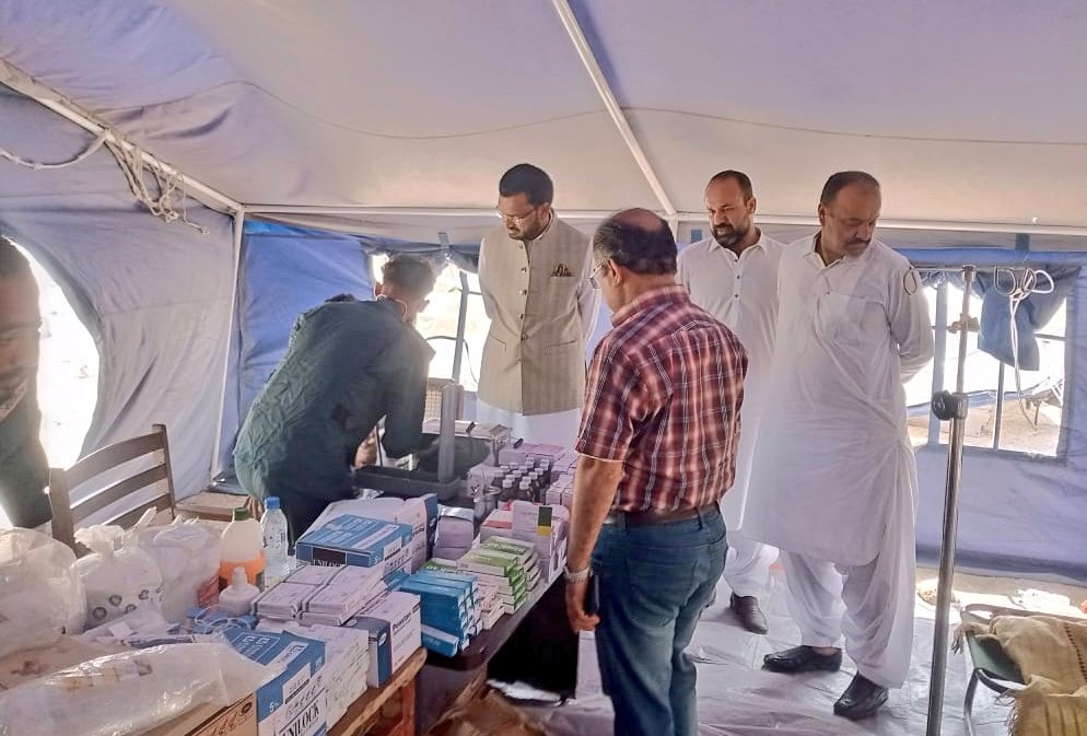 PPHIB_org's tweet photo. Parliamentary Secretary Minority Affairs Balochistan @KhalilGeorge5 along with administrative secretaries GoB &amp; PC ERC @iRehanBaloch visited the temporary Emergency Healthcare Centres of ERC on coastal highway. (1/2)

@BalochEsfandyar @AQuddusBizenjo @hamzashafqaat https://t.co/NU2gmh166G