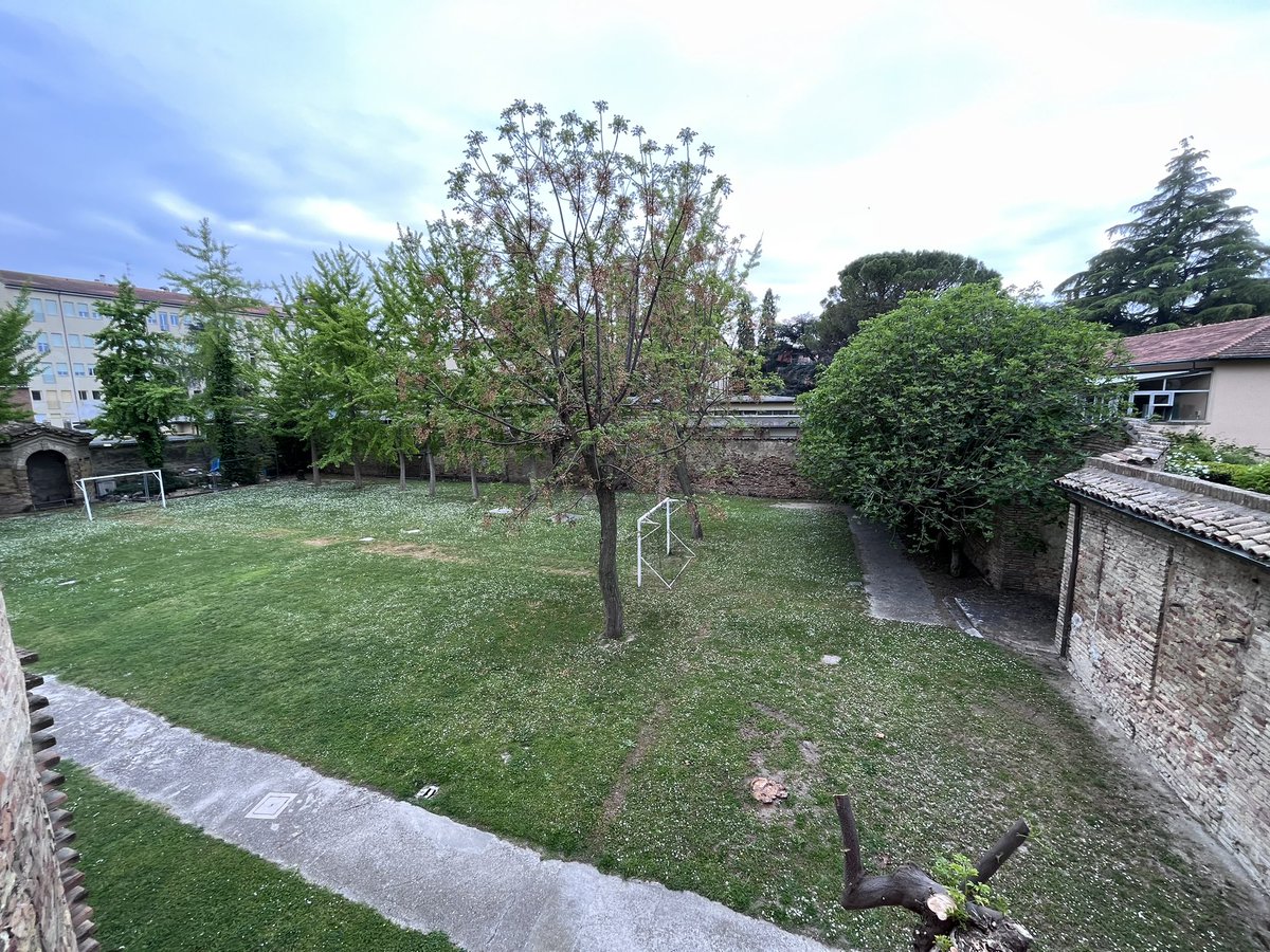 Voetballen in de achtertuin van de kathedraal in Ravenna 🇮🇹 . 

🥅 ⚽️ <a href="/FootballCulture/">FootballCulture®️🟥</a>