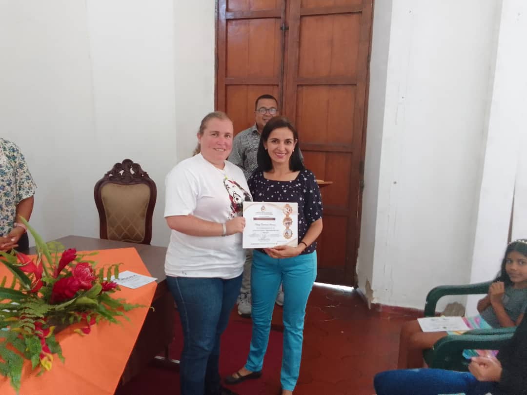 antoniocanovag's tweet photo. Ayer, el Concejo Municipal de Montalbán de Carabobo reconoció a la profesora Nancy Serrano por su labor como maestra de tareas dirigidas de niños en el municipio.

Ella es la emprendedora de la microescuela "Aprendiendo con Nancy", un modelo de la red El Bello Árbol Montalbán. https://t.co/5ZsZpBqemY