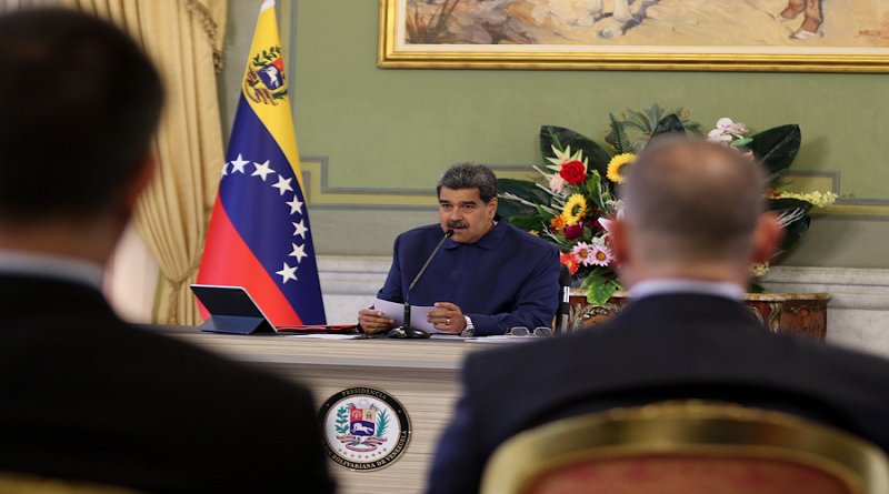 Presidente <a href="/NicolasMaduro/">Nicolás Maduro</a> ordenó al Jefe del #SEBIN y de la #PNCC conseguir todo el dinero que los corruptos le robaron al pueblo de Venezuela...

#ALBAUniónDeportiva