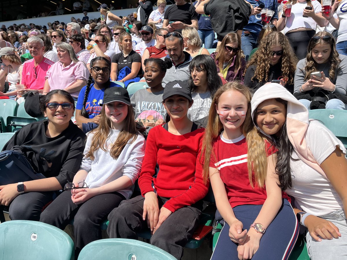 We have arrived at Twickenham to watch England’s Red Roses take on France in the final round of the 6 Nations!😁☀️ What a great day for Women’s Rugby!
#RedRoses