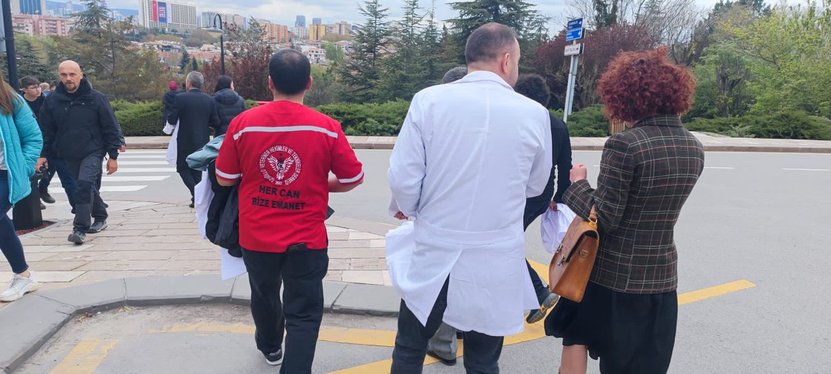 gonulluvetder's tweet photo. Gönüllü Veteriner Hekimler ve Teknikler Derneği olarak 29 Nisan Veteriner Hekimler gününde Veteriner halk sağlığı hayvan refahı  mesleğimizin hakları ve onuru için Ankara'daydık.. https://t.co/qljEn9KcPB