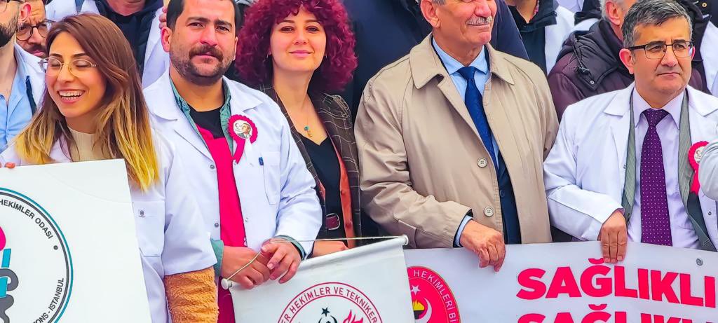 gonulluvetder's tweet photo. Gönüllü Veteriner Hekimler ve Teknikler Derneği olarak 29 Nisan Veteriner Hekimler gününde Veteriner halk sağlığı hayvan refahı  mesleğimizin hakları ve onuru için Ankara'daydık.. https://t.co/qljEn9KcPB