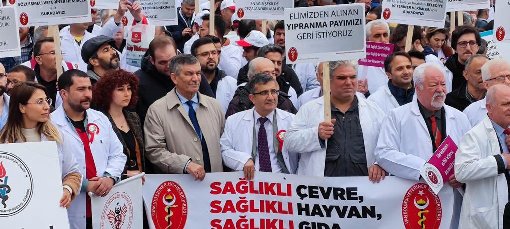 gonulluvetder's tweet photo. Gönüllü Veteriner Hekimler ve Teknikler Derneği olarak 29 Nisan Veteriner Hekimler gününde Veteriner halk sağlığı hayvan refahı  mesleğimizin hakları ve onuru için Ankara'daydık.. https://t.co/qljEn9KcPB