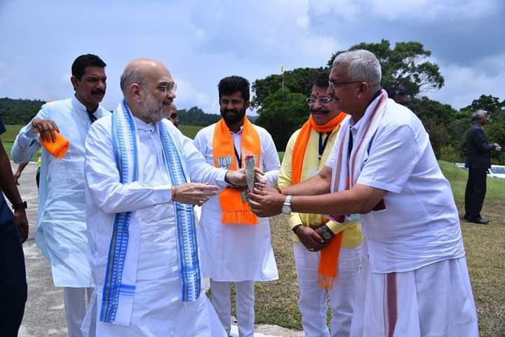 ChalanBJP's tweet photo. ಇಂದು ಮಡಿಕೇರಿ ಯಲ್ಲಿ ನಡೆದ ಬ್ರಹತ್ ಸಮಾವೇಶದಲ್ಲಿ ಕೇಂದ್ರ ಗ್ರಹ ಸಚಿವರಾದ ಅಮಿತ್ ಶಾ ರವರನ್ನು ಇಂದು ಕೊಡಗು ಜಿಲ್ಲಾ ಬಿಜೆಪಿ ವತಿಯಿಂದ ಬರಮಾಡಿಕೊಳಲಾಯಿತು.
@AmitShah @AmitShahOffice @mepratap @BopaiahG @ravimlapa https://t.co/A4cA4nJZUz