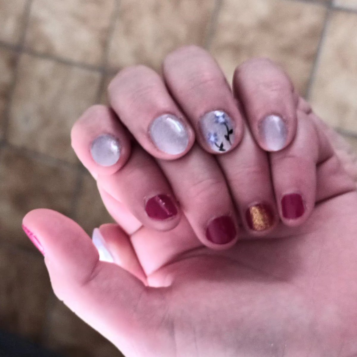 justme_1981's tweet photo. Nagels: check. Brushing: check. Puber die nu toch klein stresske krijgt en mij gaat opjagen omdat ik nog niet klaar ben: check. #Vormsel #NogEenUurtjeGeduld https://t.co/6xCUNVrghc