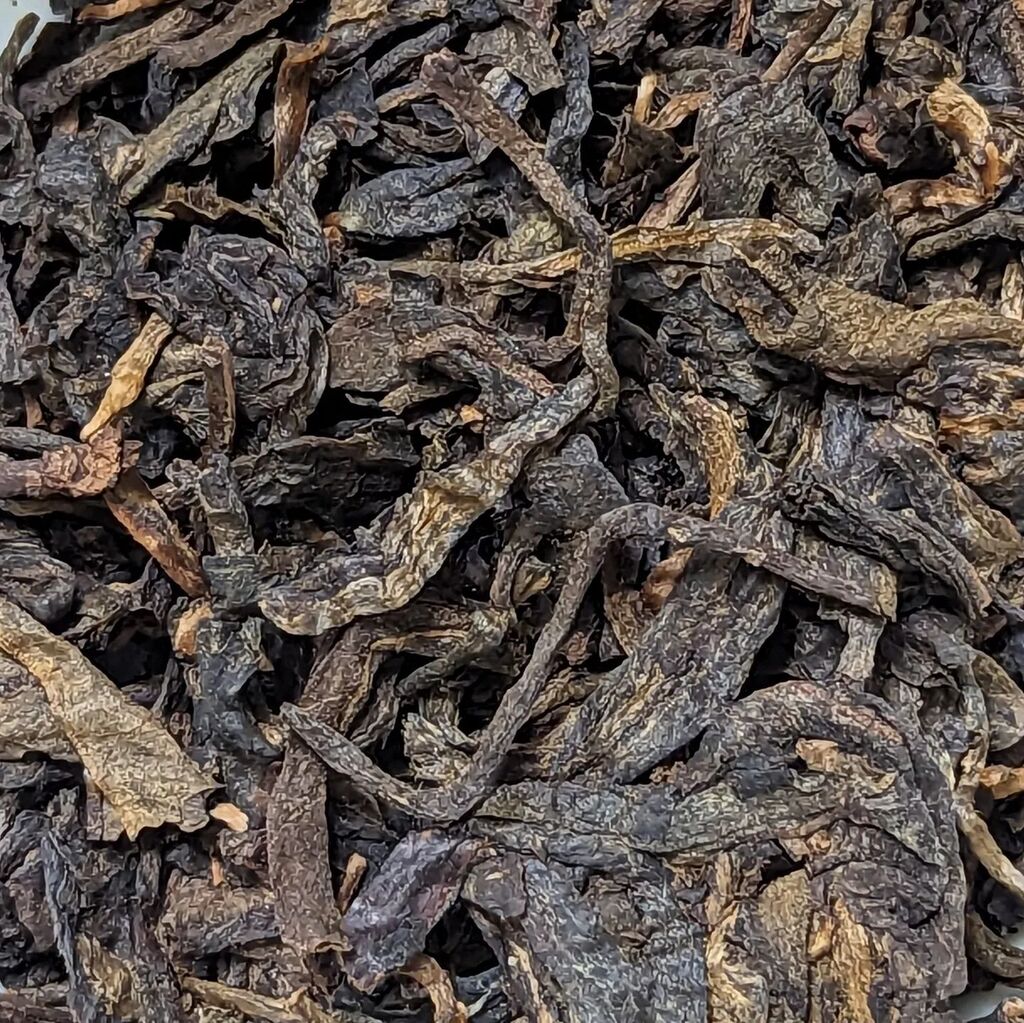 qaantar's tweet photo. 2000 Yi Wu from Long Yuan Hao... The end of a sample that I've had forever... Slowly making my way through old samples before the rush of shincha arrives...! #tea #puer #puerh #yiwu https://t.co/xhzjkBYNBE https://t.co/oYTlYmemIN