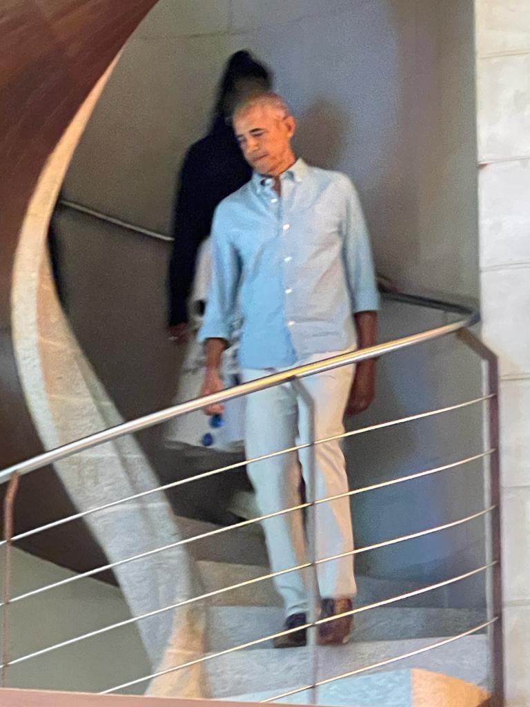 Obama y todo su séquito visitando la Sagrada Familia, gratis y sin colas.
El ciudadano para visitarla tiene que pagar 26 € y aguantar largas colas.
Ademas las tiendas de Souvenirs de alrededor han tenido que cerrar 3 horas.
Todo a disposición del marajá.
Agenda 2030 o Jeta 2030?