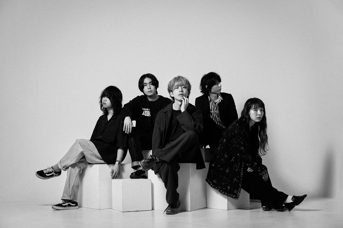 waltzmore_jp's tweet image. お知らせです。

本日、初期メンバーの中村涼真がギタリストとして再加入しました。
WALTZMOREは再び5人で活動を続けます。

Gt. 中村涼真(1枚目)、Vo&amp;amp;Gt.こうのいけはるか(2枚目)のコメントを掲載しました。

今後ともWALTZMOREを宜しくお願いいたします。