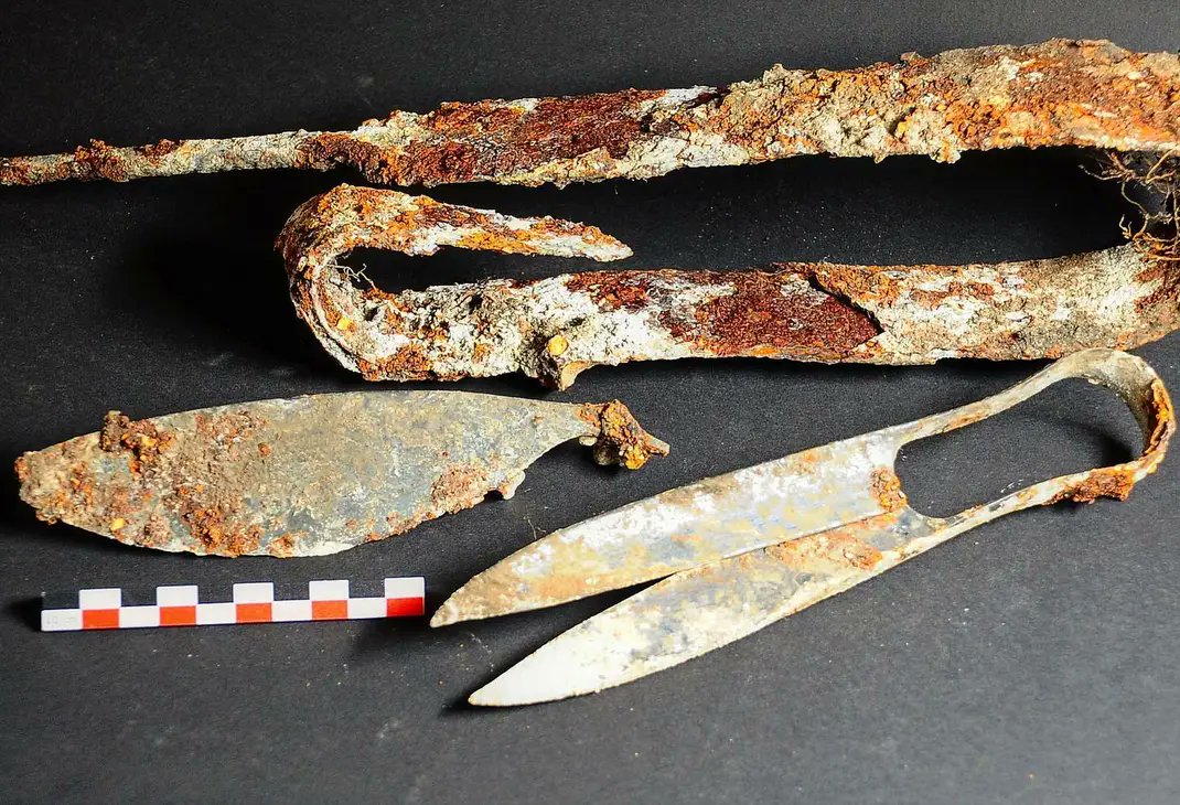 New discovery: a bent iron #sword, shears, and a razor found in a #Celtic burial in Sendling, Bavaria. Bronze and Iron Age weapons deposited in burials were often bent or hacked to pieces before placed into the grave, in this way they 'died' with the owner.
3rd c. BC.    1/2